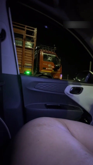 Indian Couplexx: Esposa india se muestra a los camioneros y chupa en...