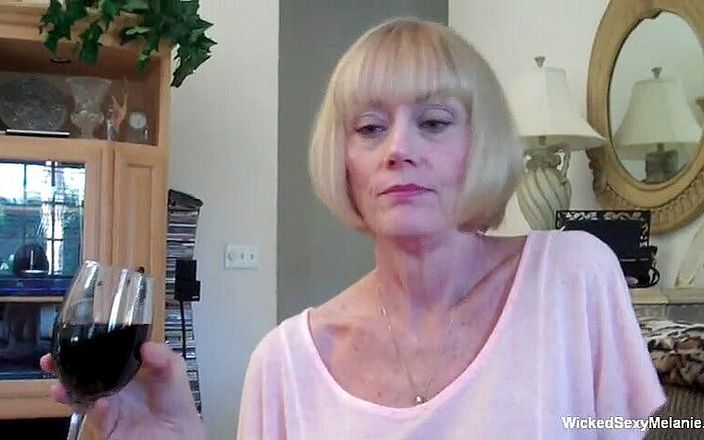 Wicked Sexy Melanie: Сексуальная пожилая дама сосет жесткий укол в видео от первого лица