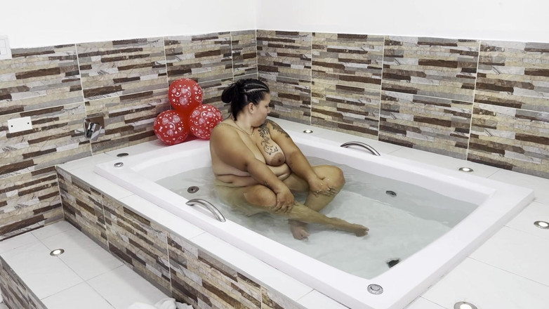 Lexly_16: Styvmor knullar sin styvson i jacuzzin när hennes man inte är...