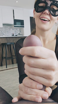 Lentamente una gran polla de nylon masturbando