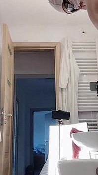 Esposa amadora raspando sua buceta no chuveiro