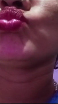 Inderin bhabhi gibt allen ihren fans sexy lippenküsse