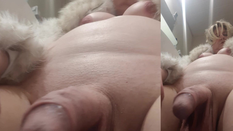 Trans fur bitch: Transdayfurslut mostra peitos, bunda e pau em fakefurs brancos
