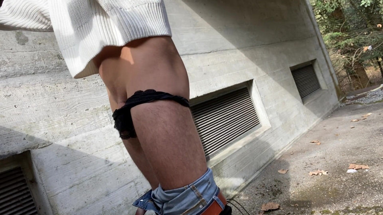 Luca-twink: Sissy riskanter dildo-spaß im freien