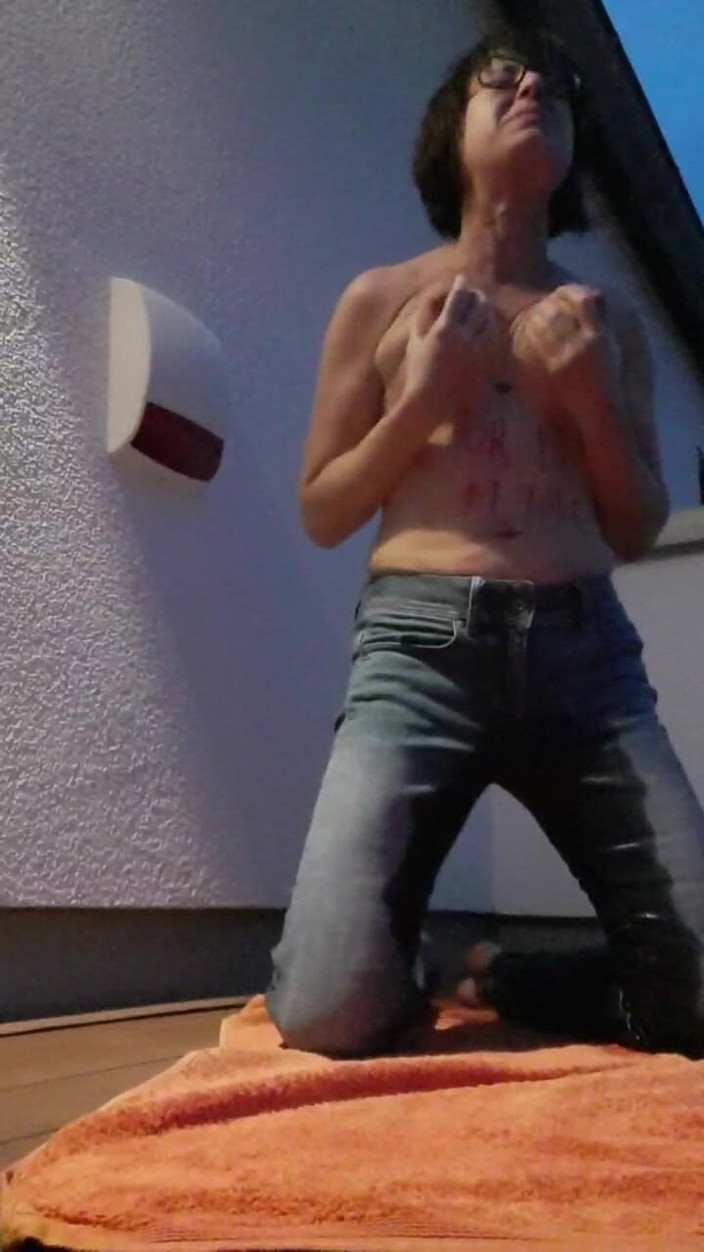 JulieEroticDress: MILF squirtet in jeans feucht