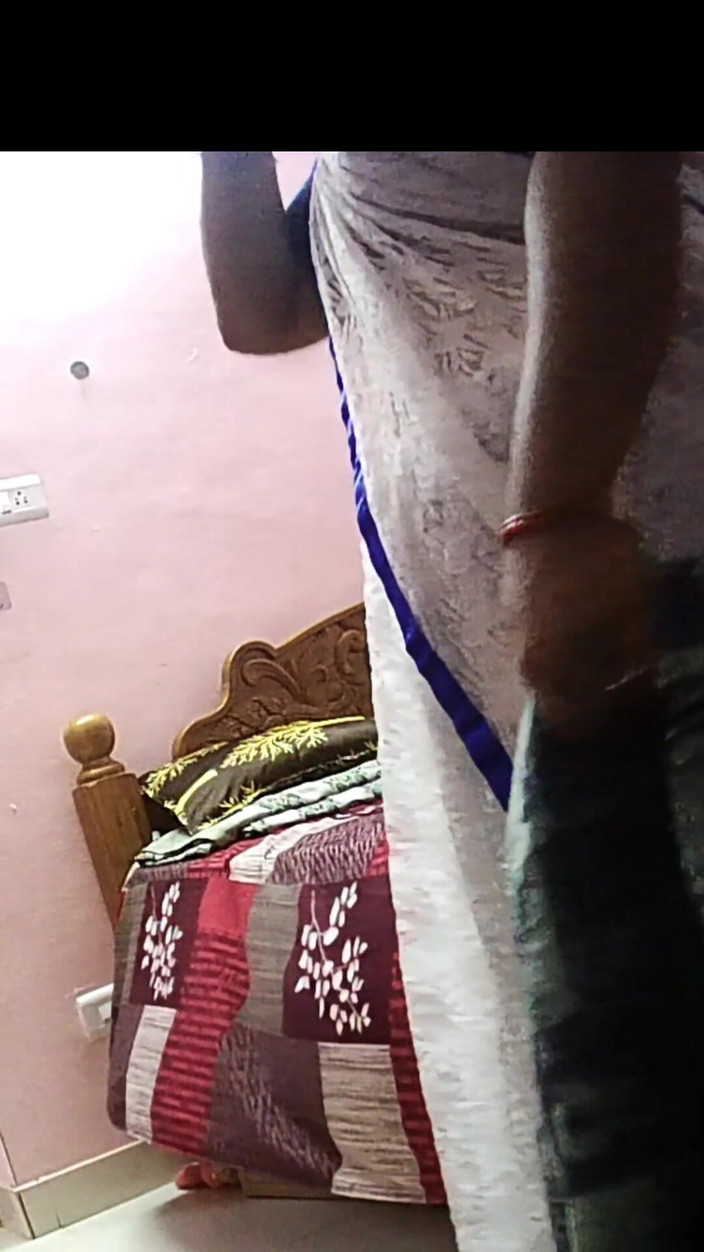 Black & white desicat: Ibu rumah tangga seksi lagi ganti baju pakai kain sree...