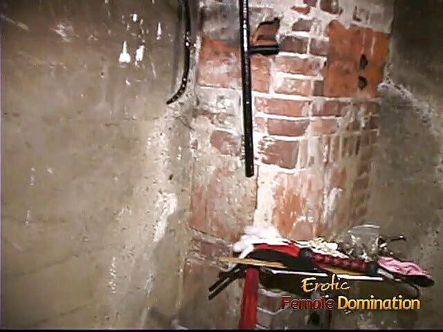 Erotic Lezdom: Lesbisk älskarinna som piskar ingefära undergiven