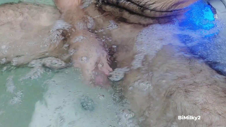 BiMilky2: Un homme poilu excité à Jacuzzy