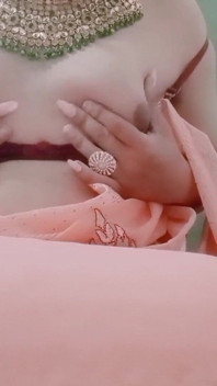 Indian Gay Crossdresser Gaurisissy sentimentul excitat în sari mătăsos real de casă