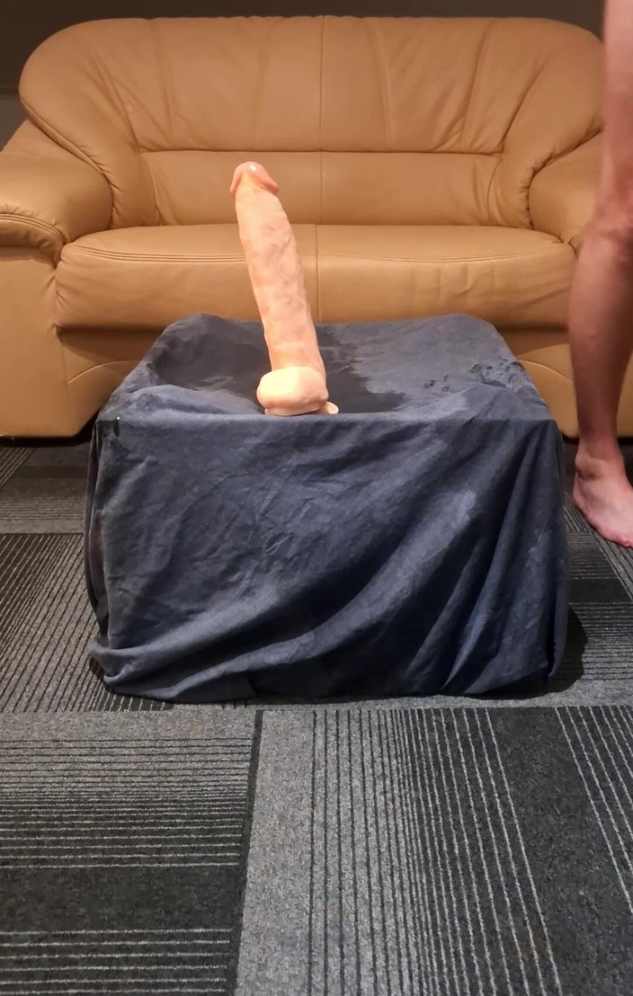 NoFace Twink X: Un twink gay sexy prend un gros gode Rosebay XXL...