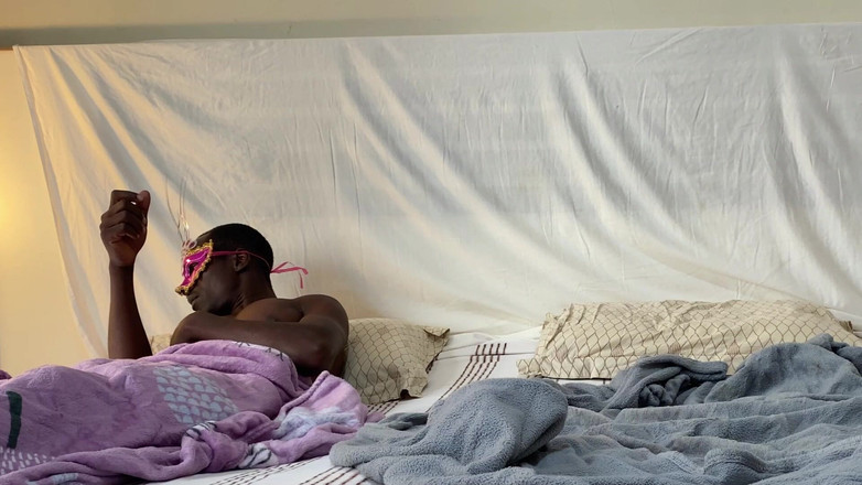 Girlnona: Fru försökte hålla sig trogen, men kunde inte motsätta sig...