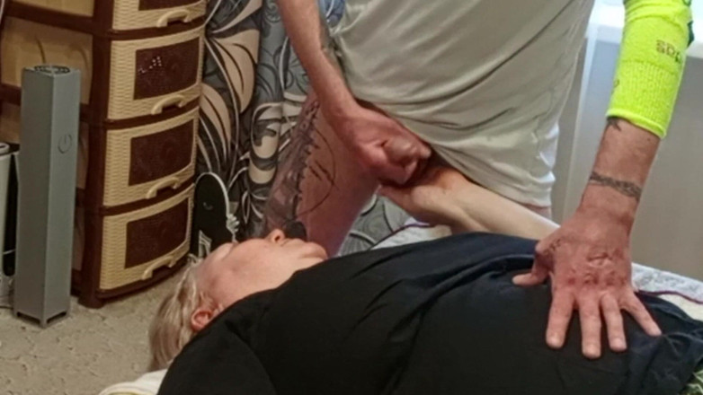 Zona901: 撸管我的鸡巴射在我的继母身上