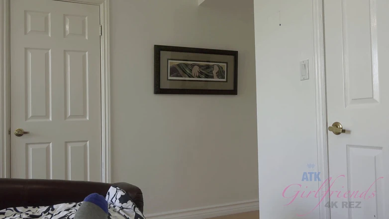 ATK Girlfriends: Virtuální kouření / footjob / honění s Natalie Monroe