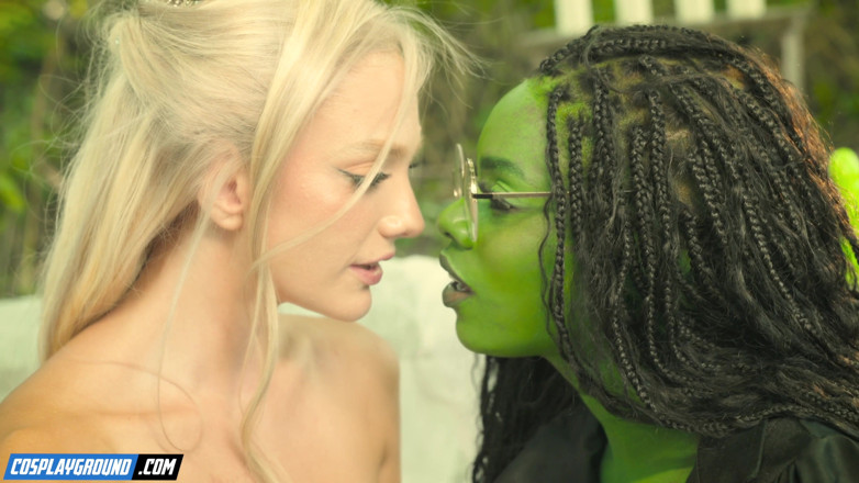 Cosplayground: Ana foxxx scopa Kenna james con un gigantesco dildo verde...