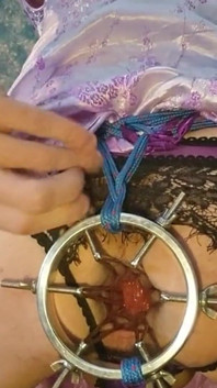 सेक्सी लिलैक चीनी पोशाक में गुदा डिलेटर का उपयोग करना चरम गुदा
