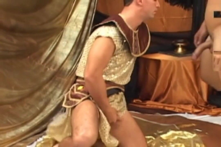 Gay 4 Pleasure: Svalnatý císař šuká slouží