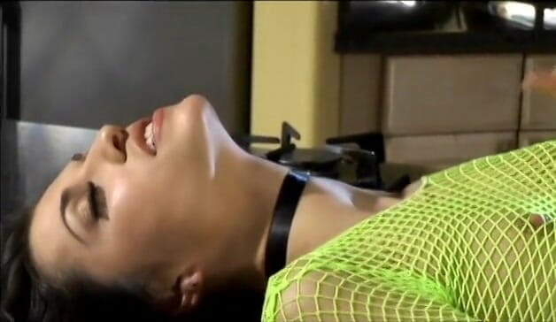Xxx Auditions: O gagică brunetă superbă este futută în pizdă în bucătărie