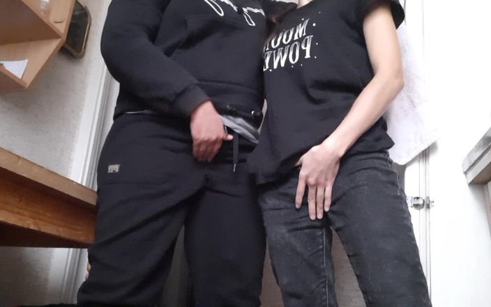 Lesbian-candys: We masturberen terwijl we gekleed zijn voordat we gaan studeren,...