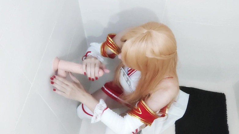 Leona Incubo: Cosplayer Dává Kouření A Prdeli Opírá Se O Zeď