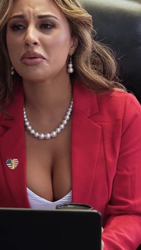 La poderosa política Monica Minx usa a su asistente para obtener lo que realmente quiere