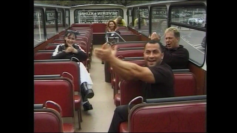 Deutschland porn: Två fantastiska MILF knullas hårt av sin pojkvän ovanpå bussen