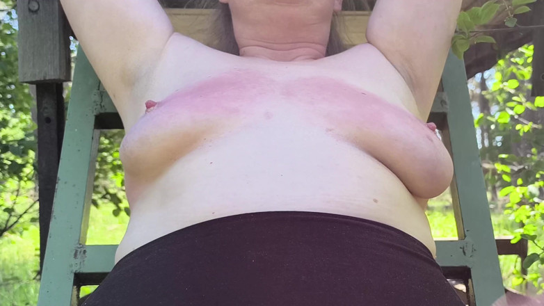Bouncy Tits Action: Ouvre le chemisier, je veux te battre les seins