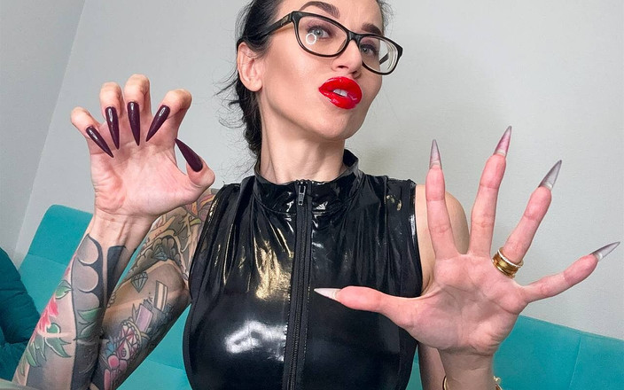 Julia domaina: Unghie lunghe e seghe viola scuro, pvc nero su di...