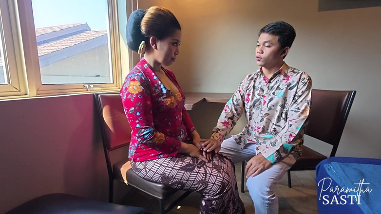 momi_itha_: सौतेली मम्मी Itha का मोहक Javanese Sinden कॉस्प्ले