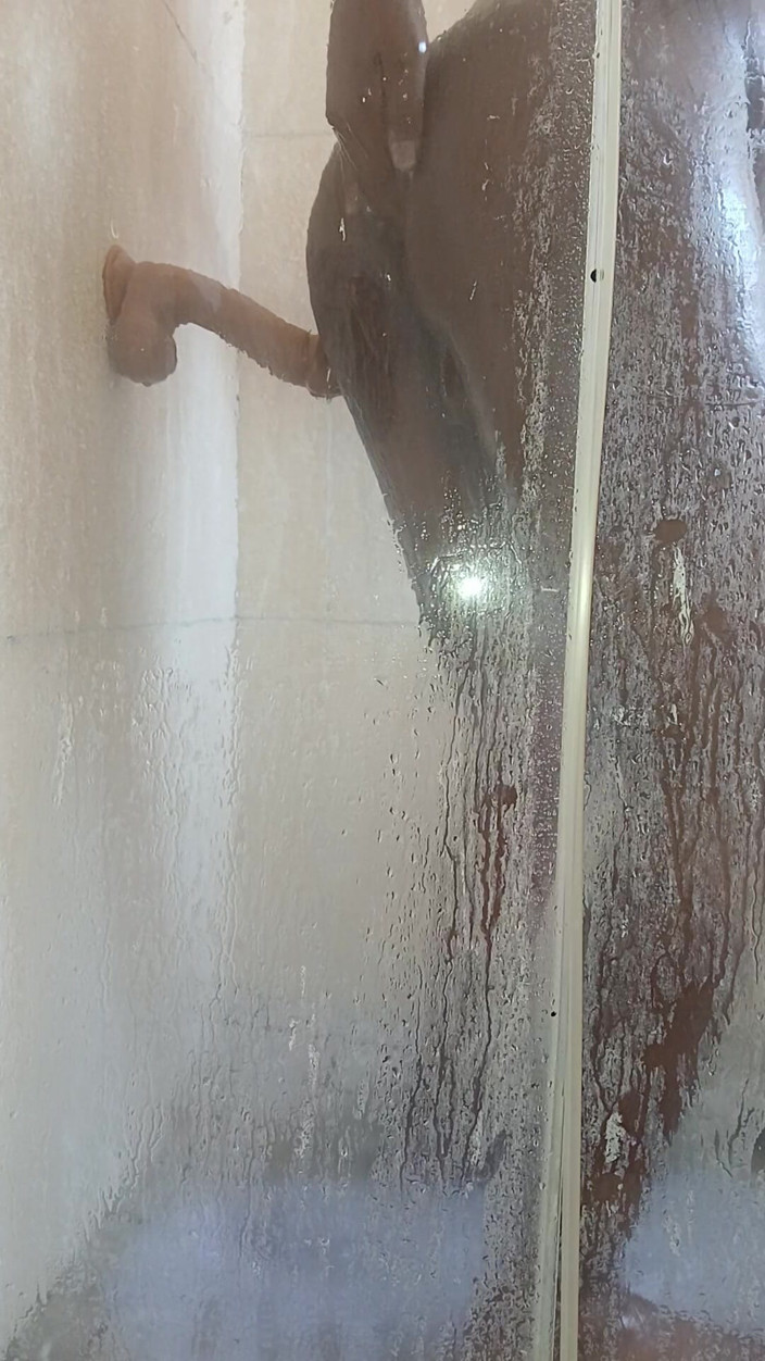 Freaky Leo: Time to Shower with My Toy