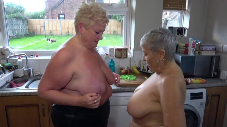 Uk Joolz: Savanna fode na cozinha com sua cinta-caralho