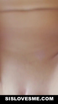 Un frère utile prend la photo parfaite de Blair Williams sexy en train de sucer sa bite