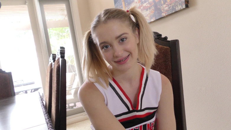 Hefburg: La cheerleader di 18 anni con l'apparecchio lo adora
