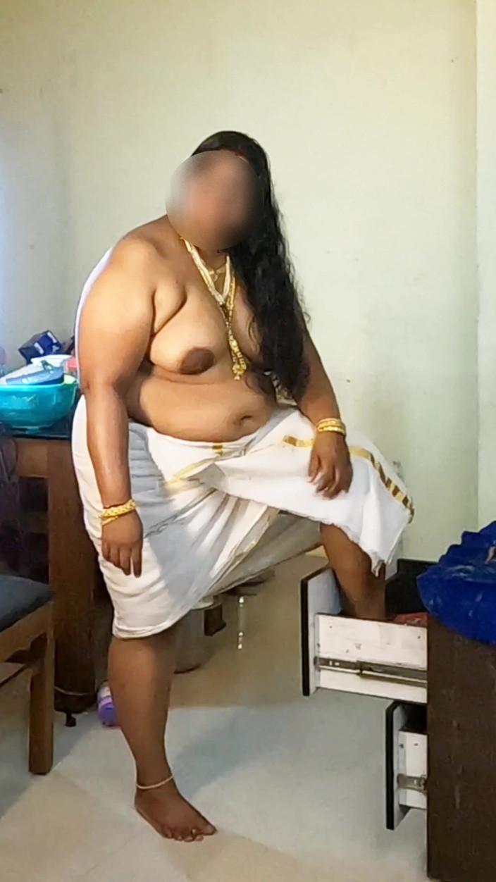 Anne Ipe: Indická dívka v tradičních šatech, focení nahoře bez ve šperky