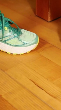 Nylonowe stopy po treningu ze sneakersami