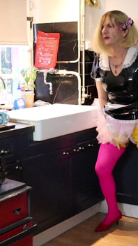 Sissy Dee Zou Zich Moeten Wassen, Maar Ze Geniet Te Veel Van De Bubbels