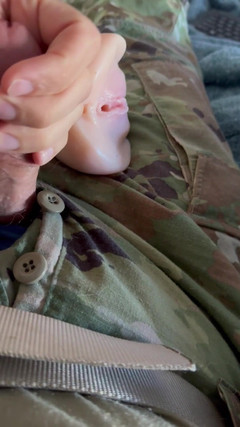 Gay Soldier Stuff: Leger verharder beukt in een latex poesje terwijl ze volledig...