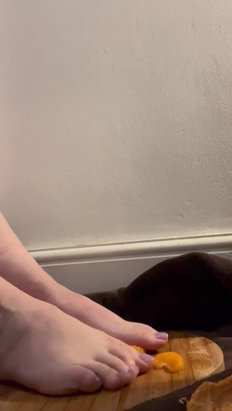 MeandMrs: Раздавливание босых ног и апельсин