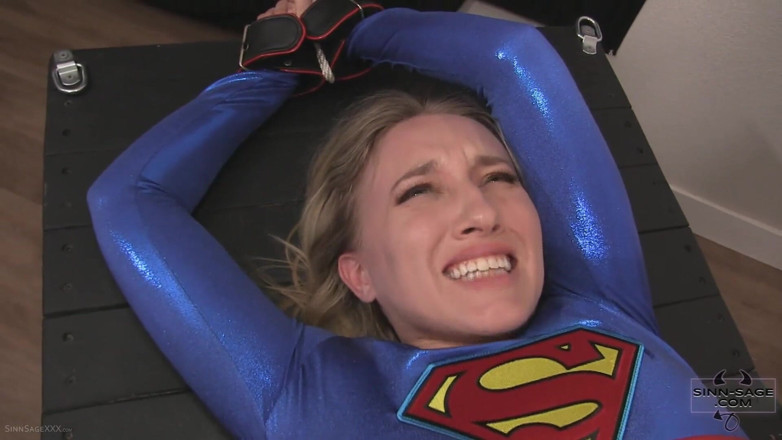 Sinn Sage: Super cipka Supergirl z udziałem Sinn Sage, Riley Reyes