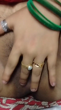 Cuñada masturbándose con el coño abierto