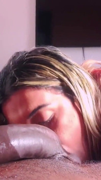 Un ragazzo nero è venuto dentro il trans