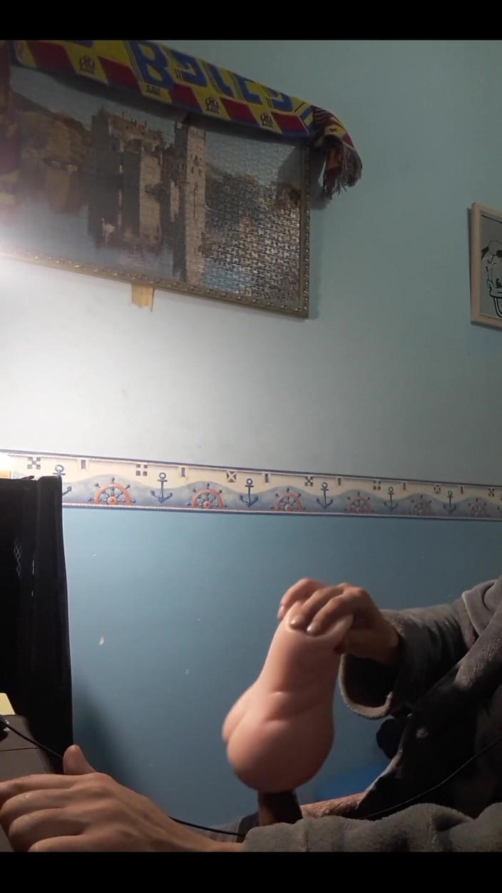 The girls' cave of fear: Fuge în aer