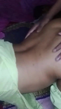 Una ragazza del college scopa il suo ragazzo e sono così eccitati che mette il pene del ragazzo nella figa stretta della ragazza.