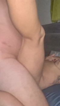 Bella scopata fatta in casa con un enorme dildo e una macchina da succhiare figa