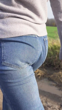 MILF mit fettem arsch geht im freien in lockeren jeans