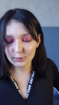 O studentă seducătoare se dezbracă în fața camerei, își masturbează pizda și îți cere să ejaculezi pe limba ei