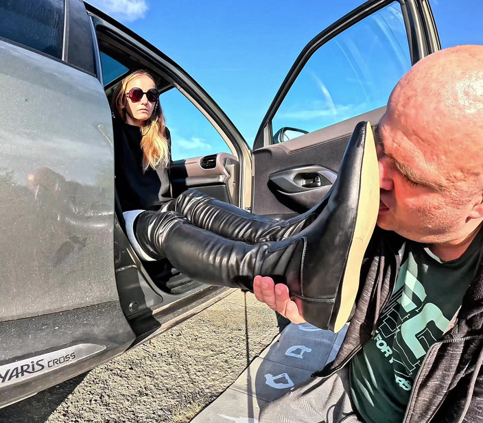 Mistressyammyboots: Đôi ủng của tôi - nơi của anh ấy nằm trong bụi bên...