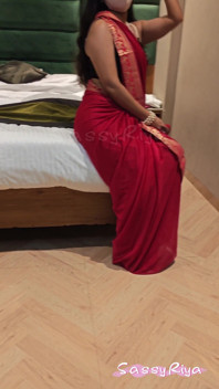 Sassy riya Saare关闭乳沟