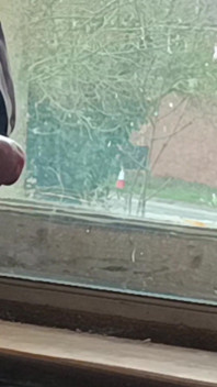 Masturberen en klaarkomen bij het raam bij het huis van een vriend - Rockardglans