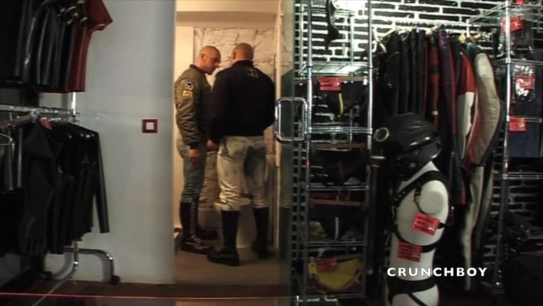 FETISH BDSM STUDIO: Fetisch harte unterwerfung mit skins, jungs