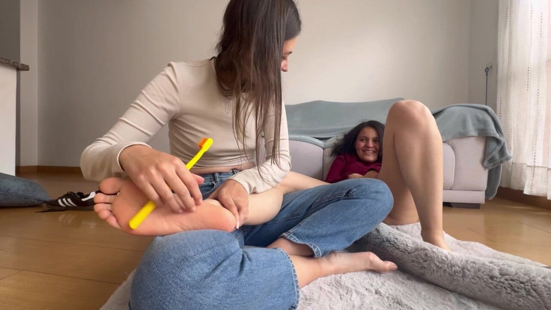 scarlettandc: Jättefetisch och kittling med lesbiska